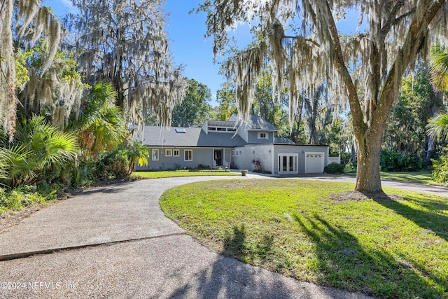 view of front of property featuring a front lawn