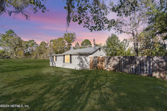 view of yard at dusk