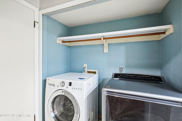 laundry room with washing machine and clothes dryer