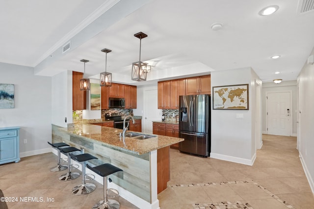 kitchen with sink, tasteful backsplash, kitchen peninsula, pendant lighting, and appliances with stainless steel finishes