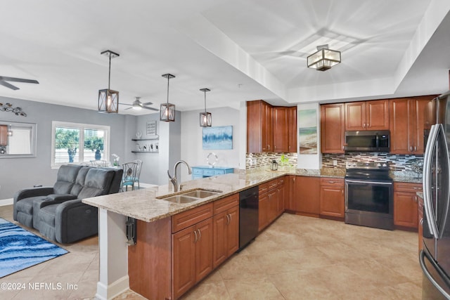 kitchen featuring kitchen peninsula, ceiling fan, sink, and stainless steel appliances