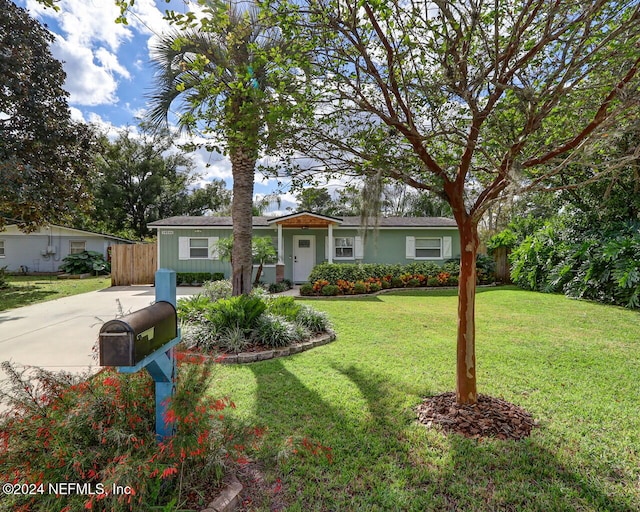 single story home featuring a front lawn