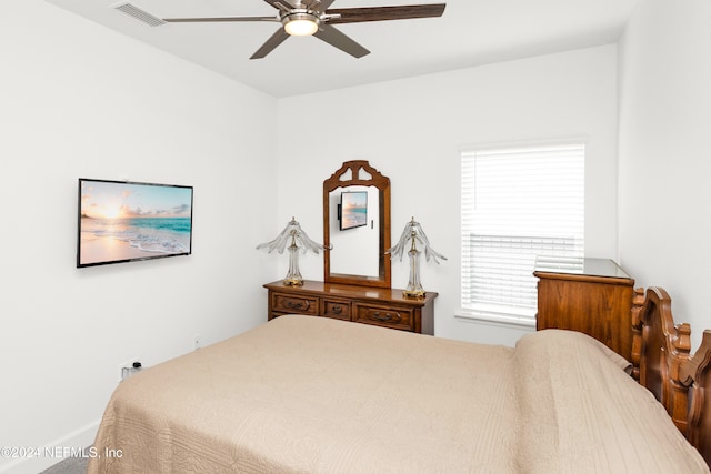 bedroom with ceiling fan