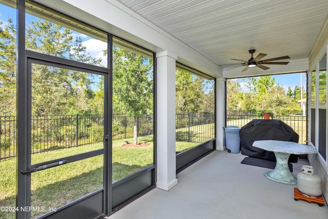 sunroom with ceiling fan