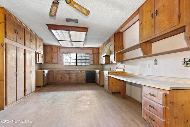 kitchen with a textured ceiling, ceiling fan, sink, black dishwasher, and light hardwood / wood-style floors