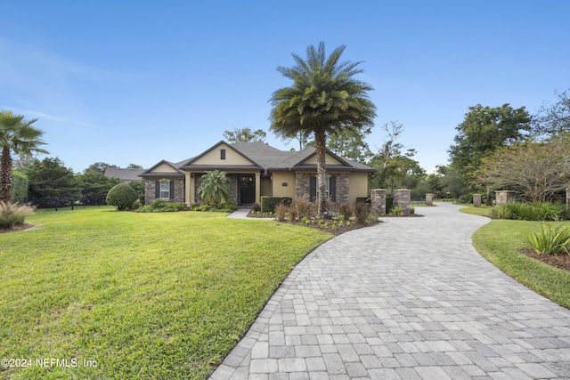 view of front of home featuring a front lawn