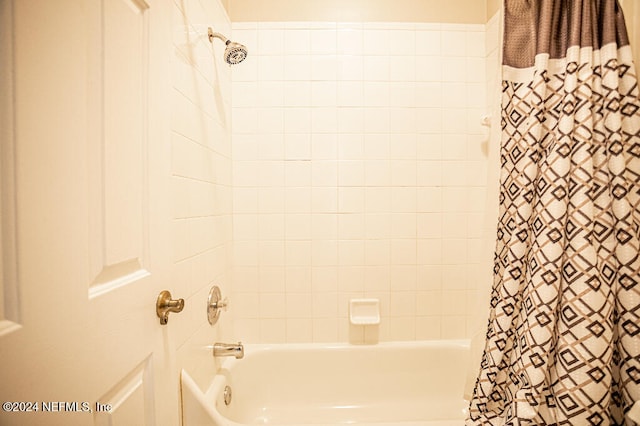 bathroom featuring shower / bath combo