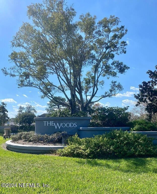 community sign featuring a yard