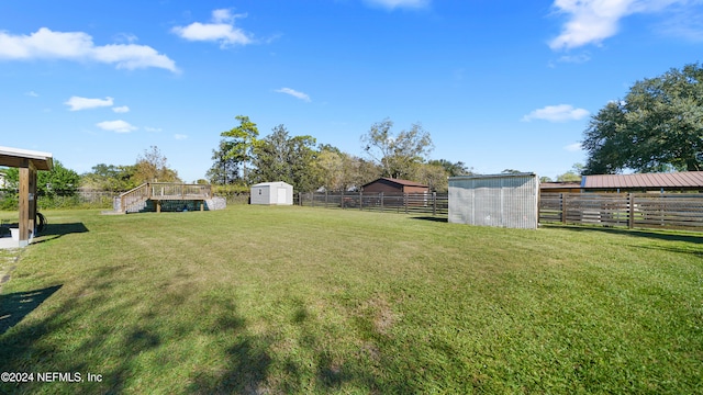 view of yard featuring a shed