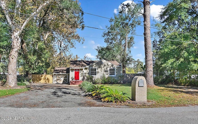 view of front of home featuring a front lawn