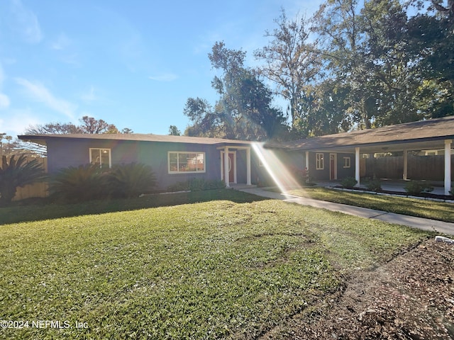 ranch-style house featuring a front yard