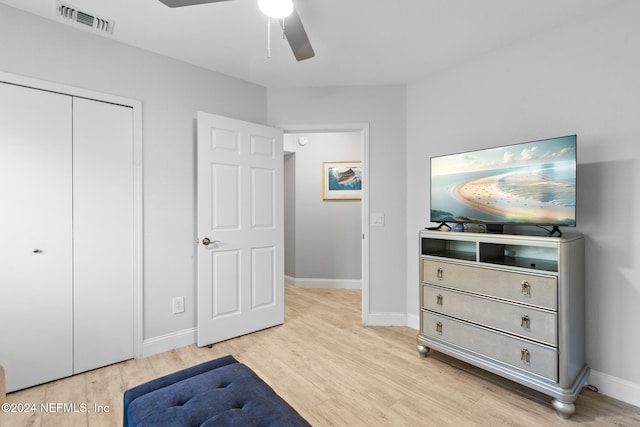 bedroom featuring light hardwood / wood-style floors, a closet, and ceiling fan