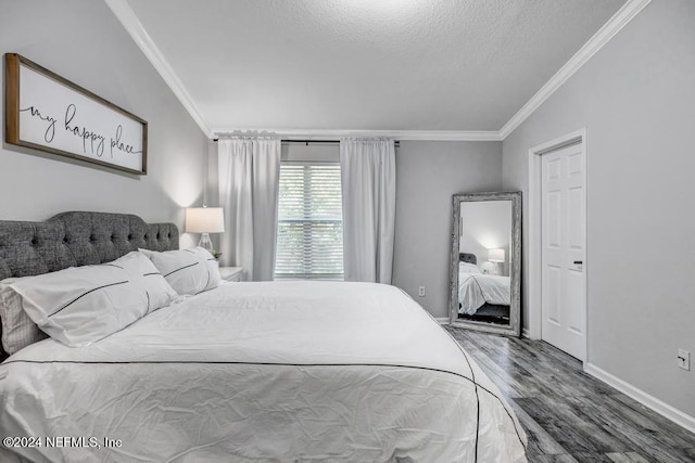 bedroom featuring hardwood / wood-style floors, lofted ceiling, crown molding, and a textured ceiling