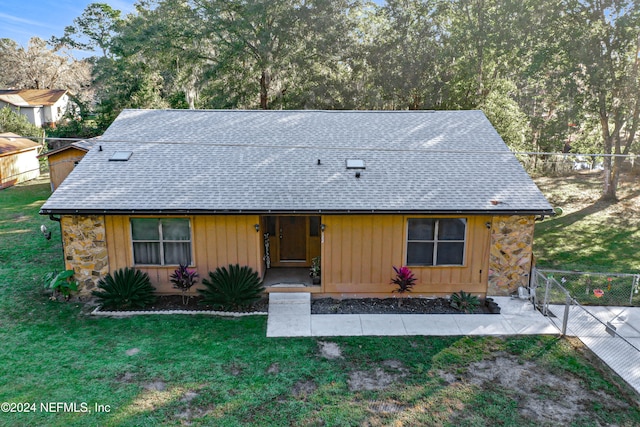 view of front of home with a front lawn