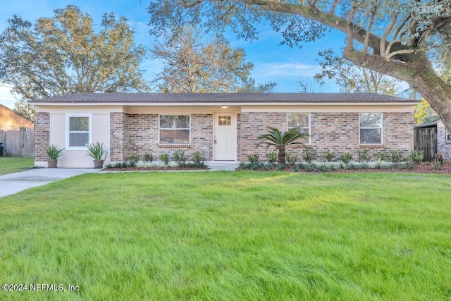 single story home with a front lawn