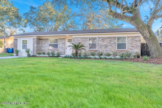 single story home featuring a front lawn