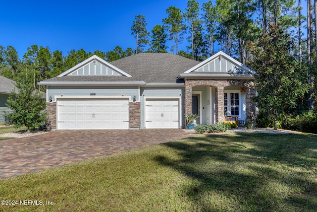 view of front facade featuring a front yard and a garage