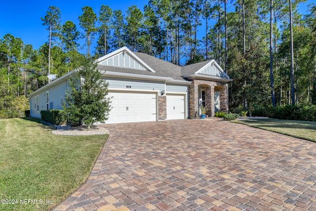 view of front facade featuring a front lawn and a garage