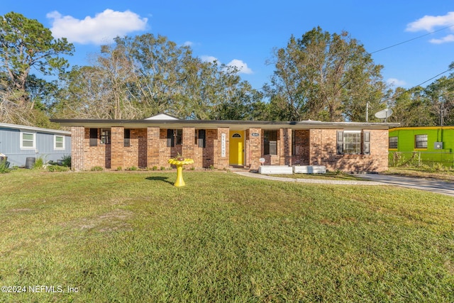 view of front of property featuring a front yard