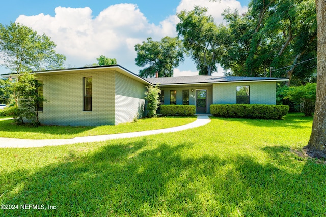 ranch-style home featuring a front lawn