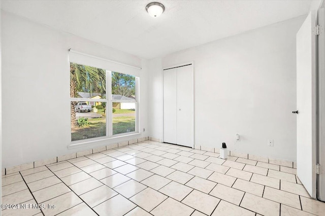 empty room featuring light tile patterned floors