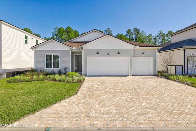 view of front facade featuring a garage and a front yard