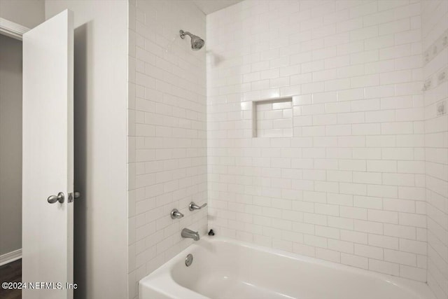 bathroom with tiled shower / bath