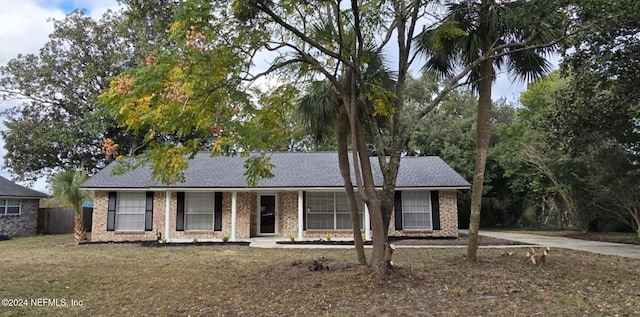 single story home featuring a front yard