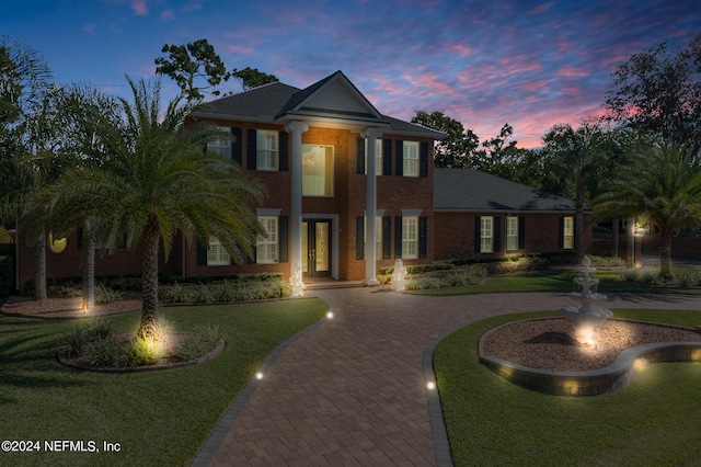 view of front of home featuring a lawn