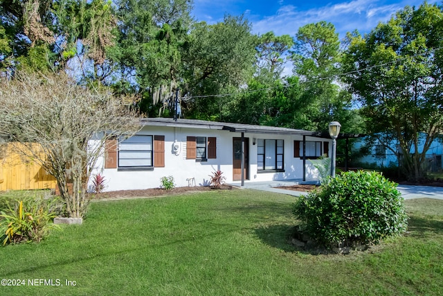 single story home featuring a front lawn