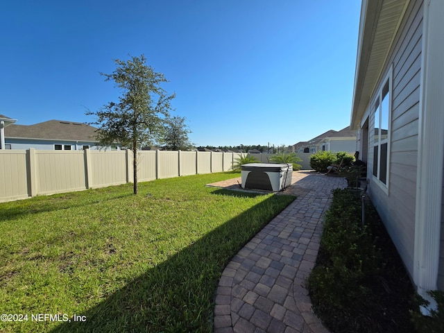 view of yard featuring a hot tub