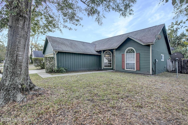 single story home with a front yard