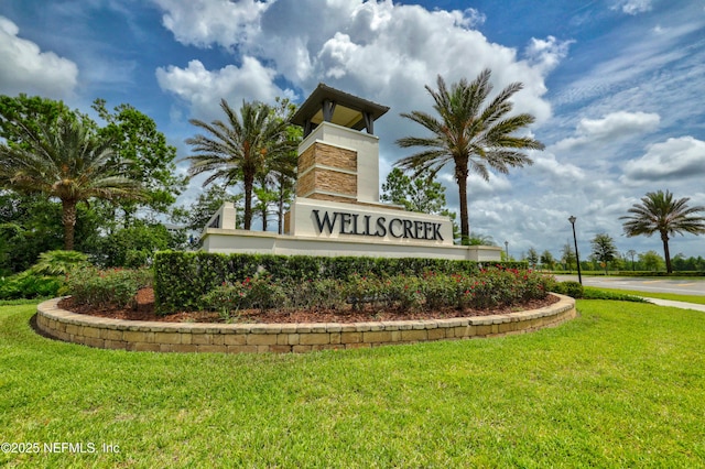 community / neighborhood sign featuring a lawn