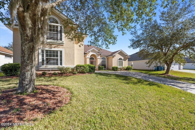 view of front of home featuring a front lawn