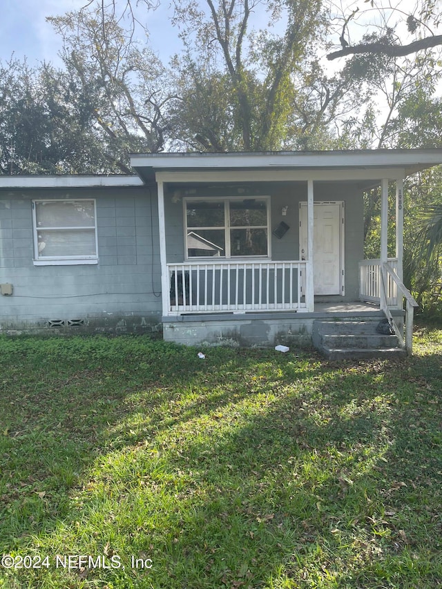 view of front facade featuring a porch and a front lawn