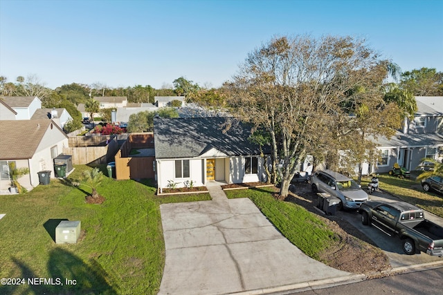 view of front facade with a front yard