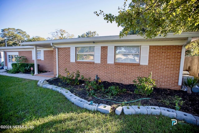 view of front of home featuring a front yard