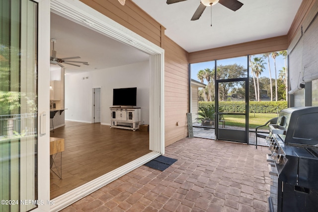 sunroom with ceiling fan