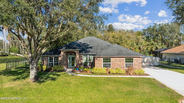 view of front of property featuring a front yard