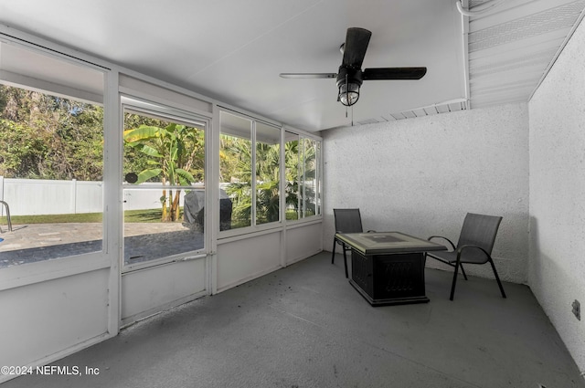 sunroom with ceiling fan