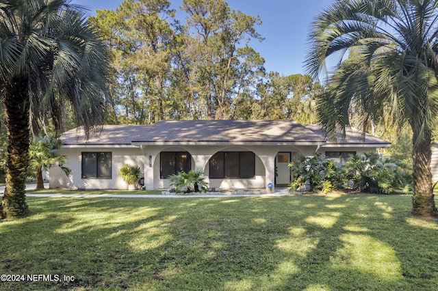 view of front of home featuring a front yard