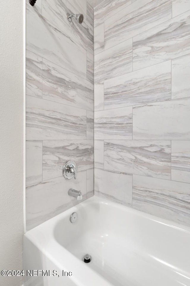 bathroom with tiled shower / bath combo