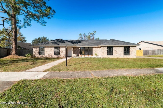 single story home with a front lawn