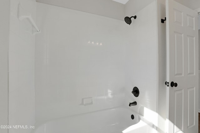 room details featuring tiled shower / bath combo