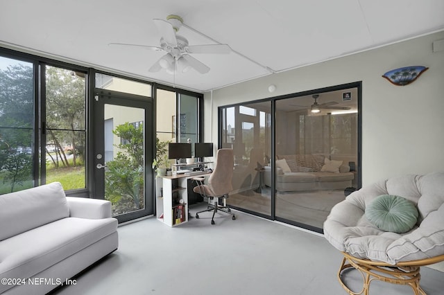 sunroom with ceiling fan