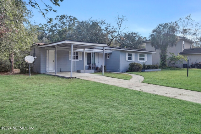 view of front facade featuring a front yard