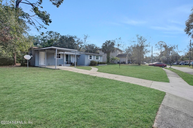 view of front of property featuring a front yard and a carport