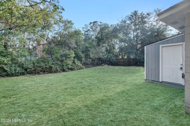 view of yard with a storage shed