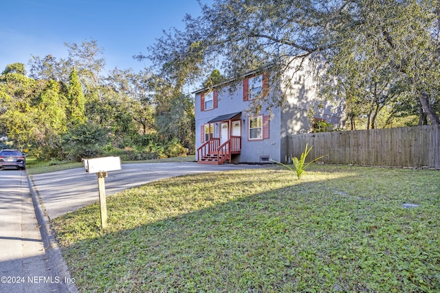 view of front of house featuring a front lawn