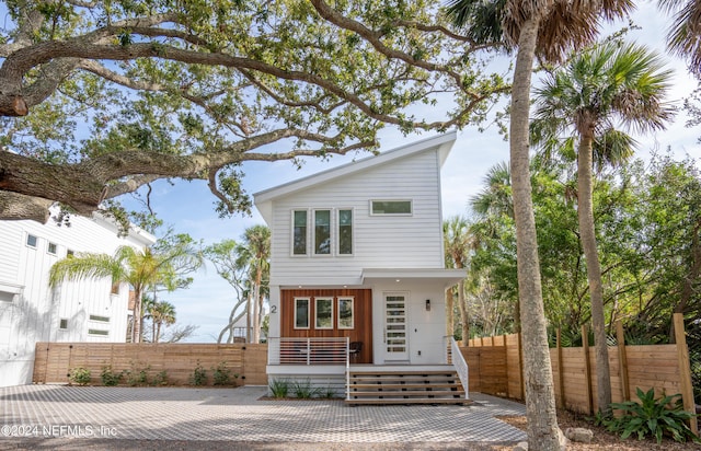 2 Sanchez Cv, Saint Augustine, FL 32080 - contemporary house featuring a fenced front yard